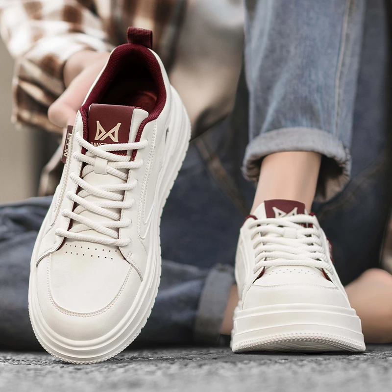 2025 Nuevas zapatillas blancas de otoño para hombre: zapatos casuales transpirables, estilo de pareja, de moda y más vendidos