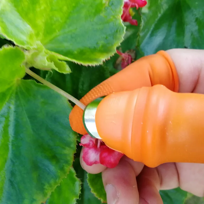 NEW Fashion Silicone Thumb Knife Finger Protector Vegetable Harvesting Knife Plant Blade Scissors Cutting Rings Garden Gloves