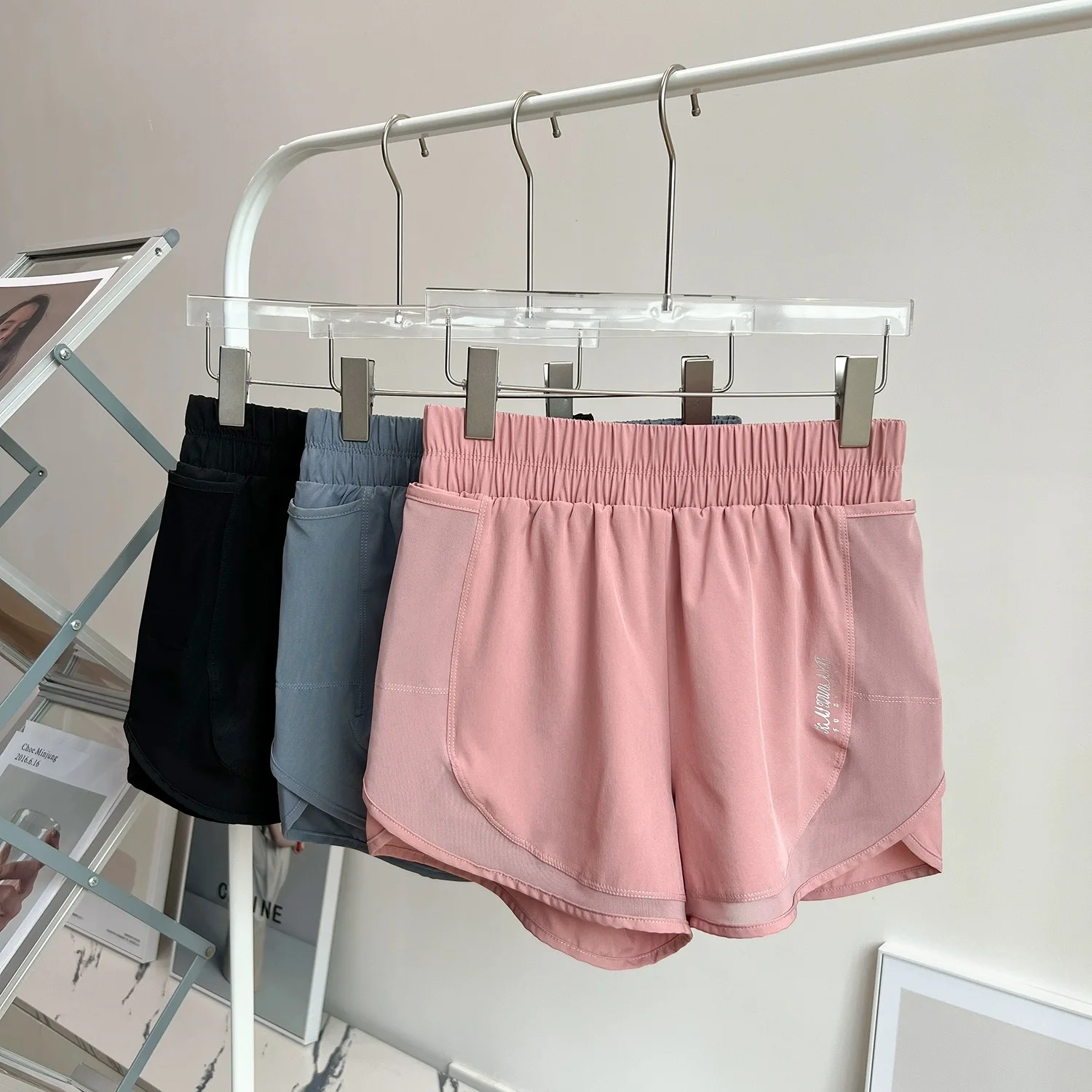 

Women's Quick Drying Anti Glare Sports Shorts Loose Yoga Pants Running Training Outdoor Fitness Summer Shorts