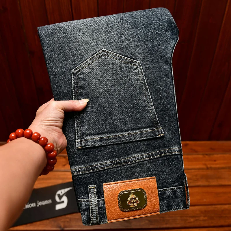 

Высококачественные мужские джинсы с вышивкой, осенний стиль, красивый, облегающий крой, маленькие ноги, эластичные, повседневный тренд, легкие роскошные брюки.