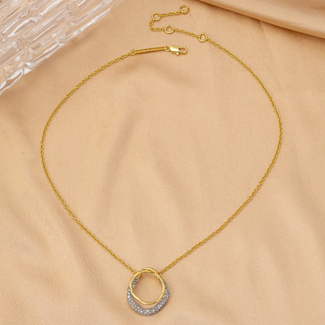 This is an original design by a European and American genius, featuring a fashionable and versatile copper gold-plated necklace