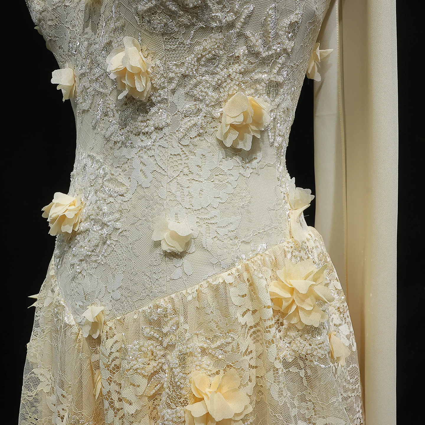 Sharon Said Luxuriöses Hellgelbes Abendkleid mit Off-Shoulder-Ausschnitt und 3D-Blumen 2026 Damen Hochzeitsfeier Ballkleider SS654 Maßanfertigung – Detail 12
