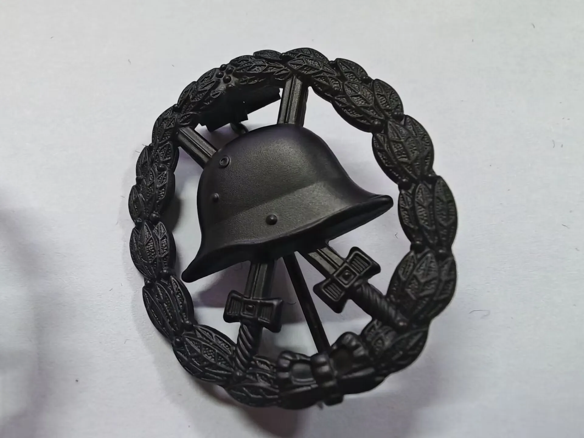 EMD WW1 Wound Badge in  gold and silver Black