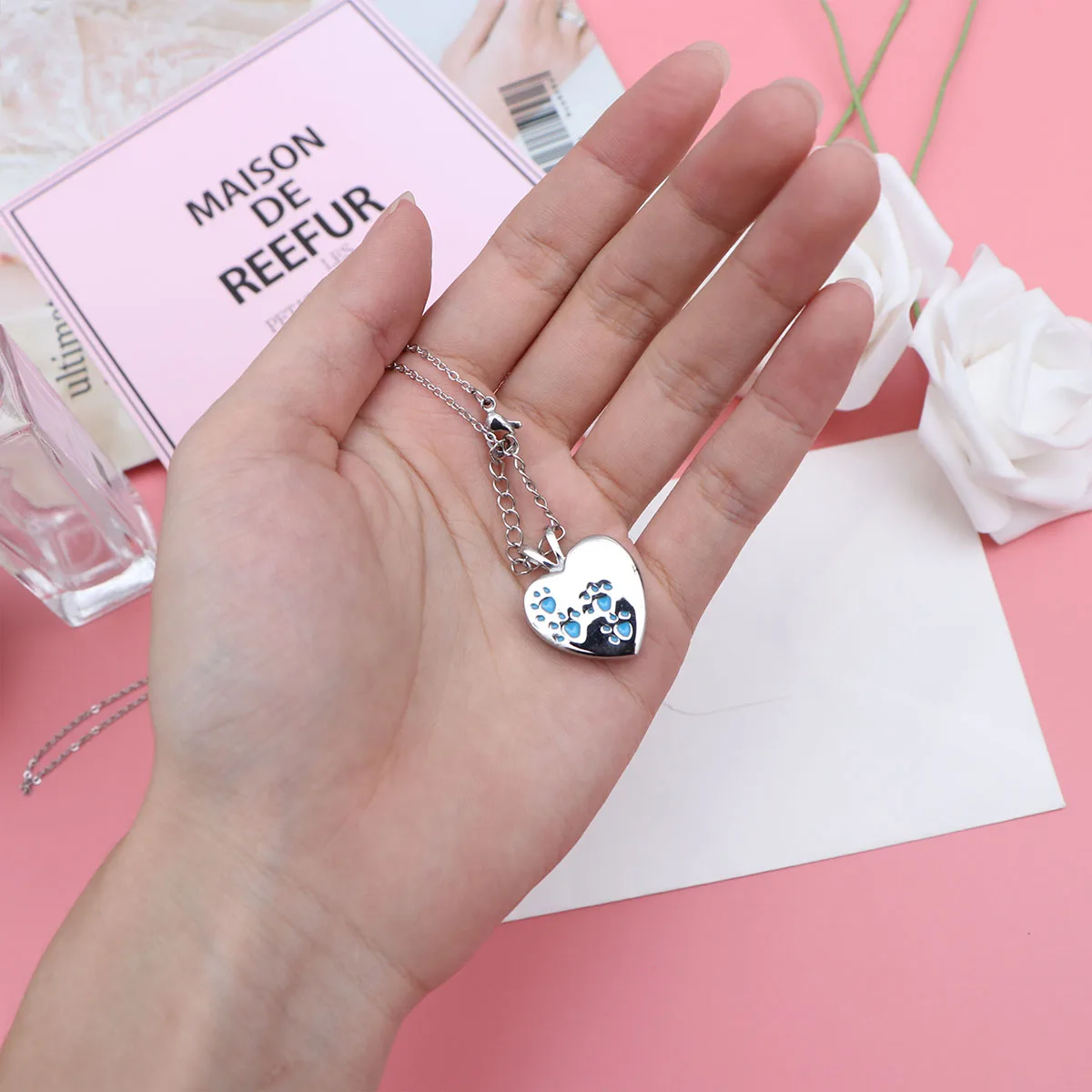 

Claw Pattern Cinerary Casket Necklace Thick Pendant Chain For Women Ladies Girls Fashion Heart Design Birthday