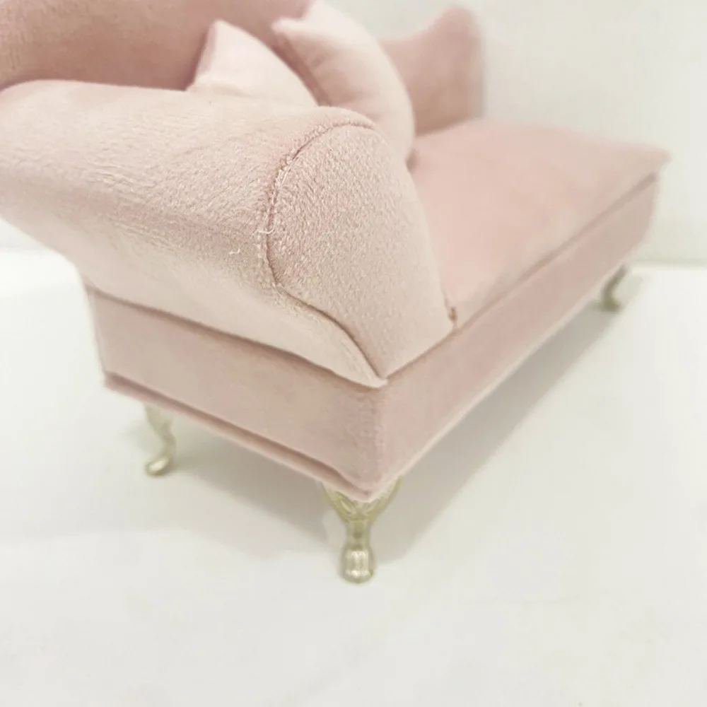 

Элегантная миниатюрная шкатулка-диванчик из голландского бархата для украшений: браслетов, серег, колец. Роскошная подставка-витрина с зеркалом в виде домика.