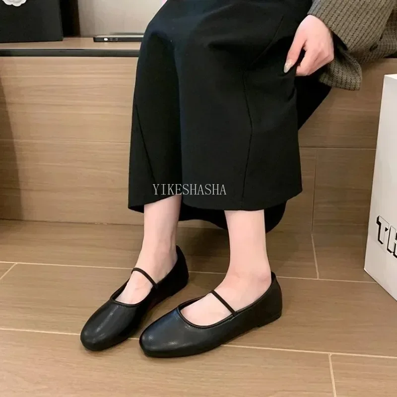 2024 Scarpe basse da donna Moda Slip superficiale su scarpe da balletto con suola morbida Scarpe da ballerina da esterno per designer casual da donna