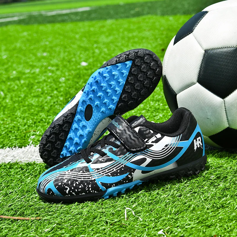 

A pair of boys' football shoes, with a comfortable and breathable upper, good grip and anti-slip propertiesHX-HR592