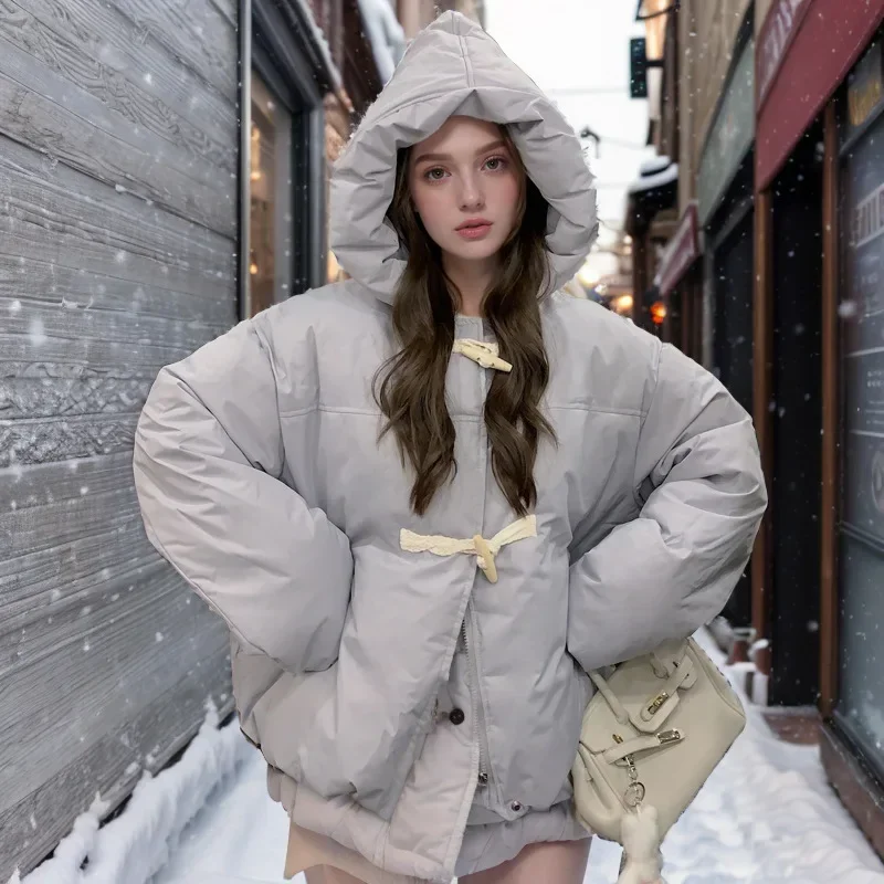 

2025 женская новая зимняя хлопковая куртка женская однотонная с капюшоном утепленные короткие пальто женские парки с роговими пуговицами пальто 2025 новинка