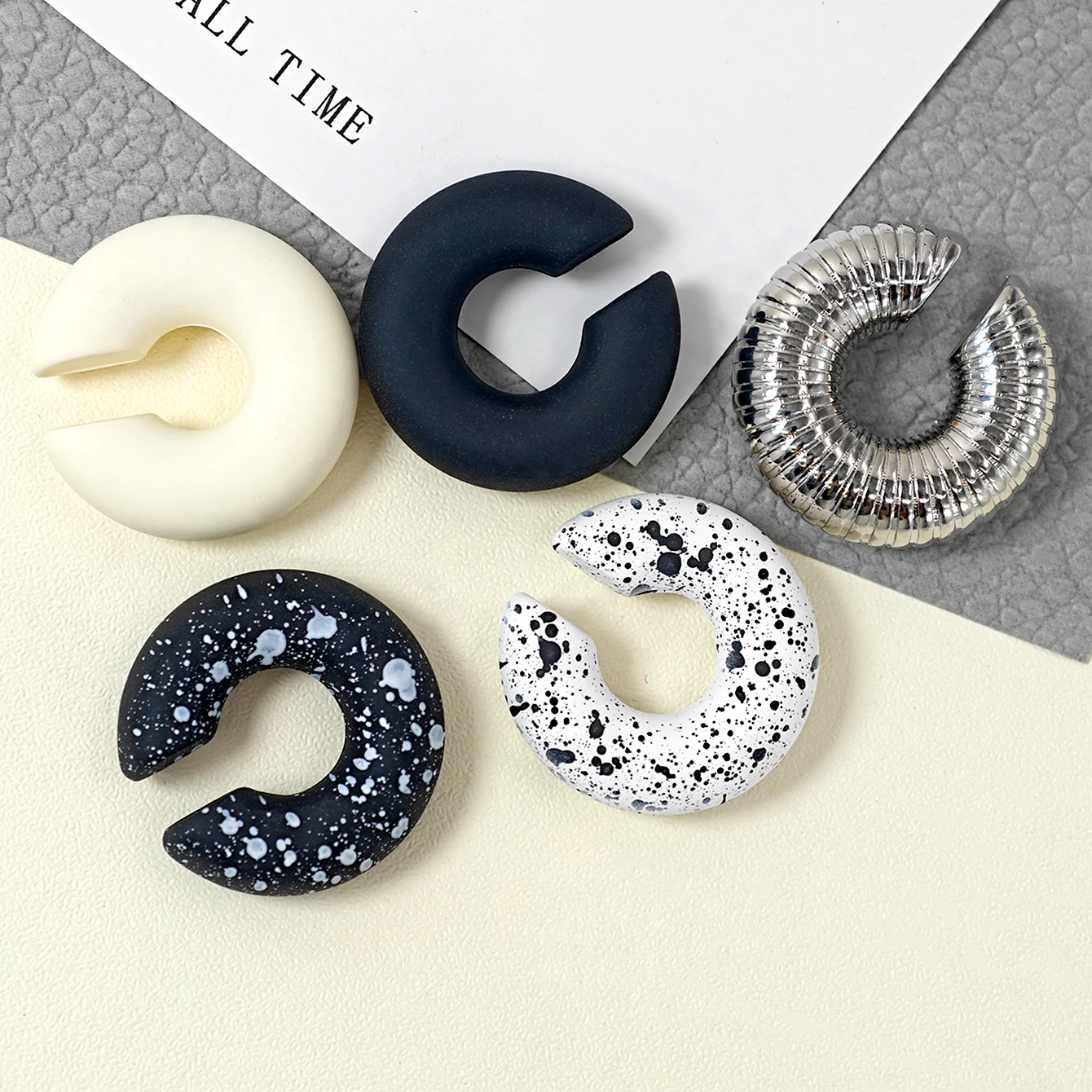 مجموعة أقراط أذن يومية بسيطة مكونة من 5 قطع بلون سادة وملمس رخامي ملولب على شكل حرف C مجموعة أقراط عصرية #6