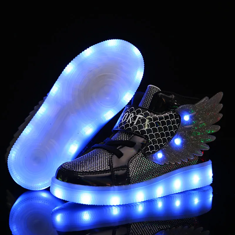 Tênis de couro impermeável com asa para crianças, sapatos luminosos, luz LED, carregamento USB, calçados esportivos casuais para meninas, sapato de