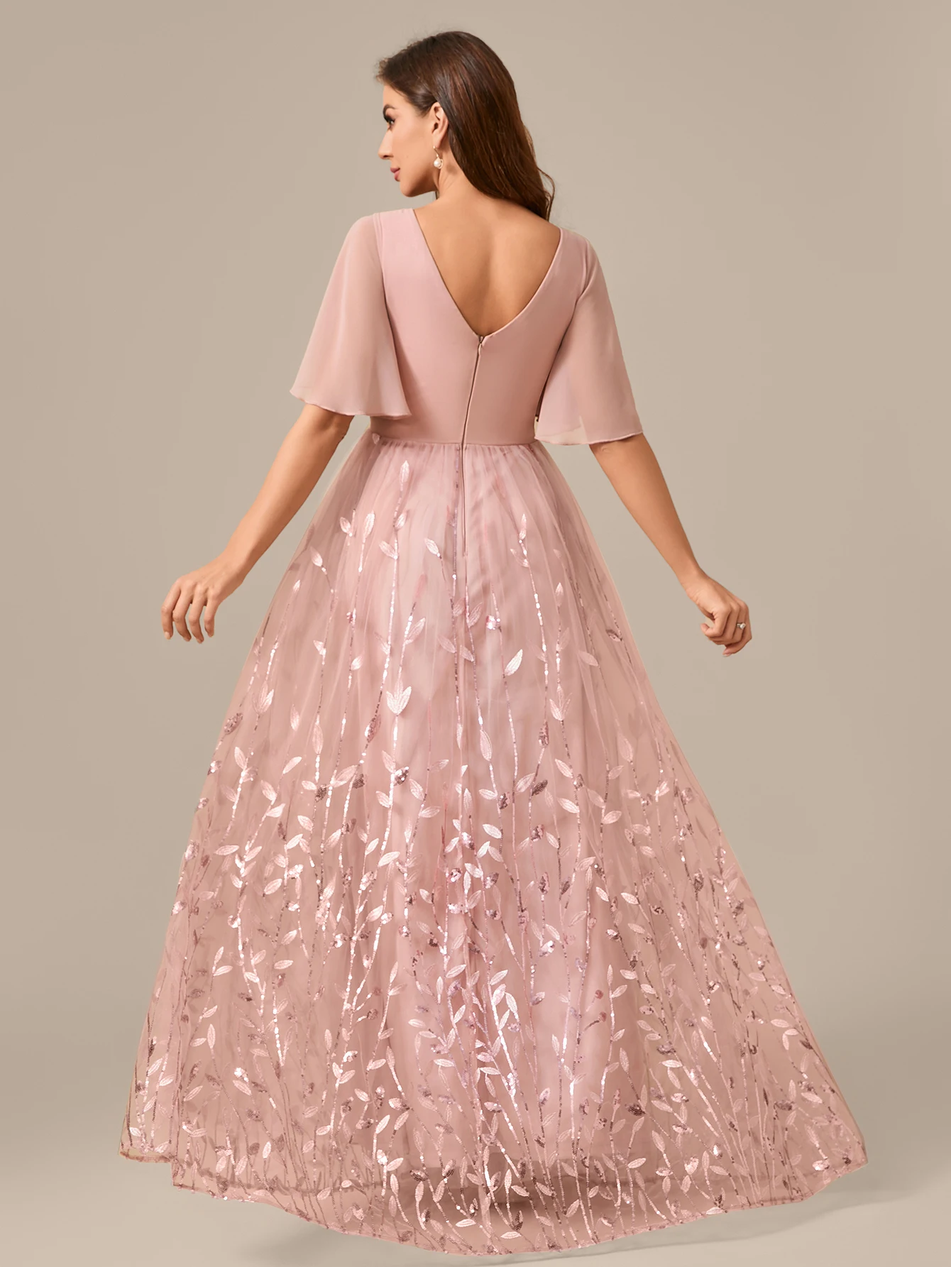 فستان سهرة من UNITHORSE بتصميم عشوائي ورقبة على شكل حرف V وأكمام مزينة بالدانتيل وطيات على شكل أوراق شجر من التل #2