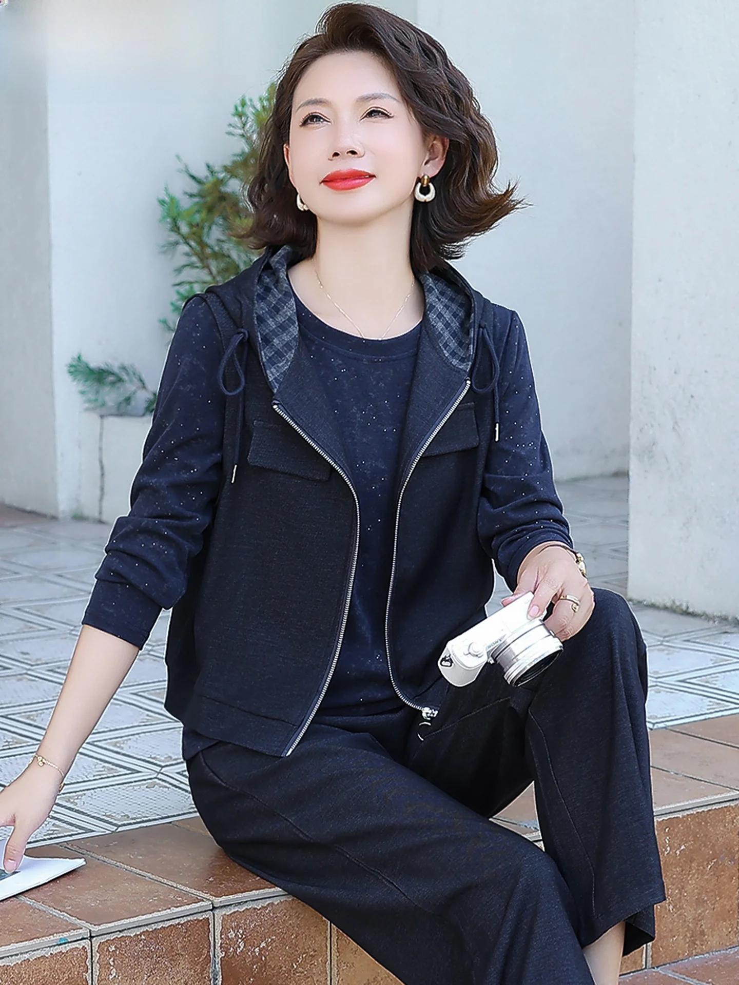 

Осенний комплект Ele Tee-Piece для женщин среднего и старшего возраста: модный универсальный базовый топ и жилет.