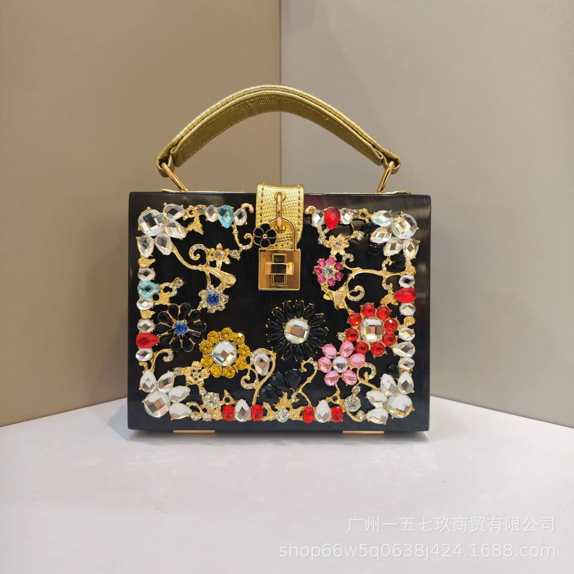borsa-da-sera-in-acrilico-con-dettagli-in-metallo-traforato-e-incisioni-a-diamante-da-portare-a-mano-a-spalla-o-a-tracolla-per-donna
