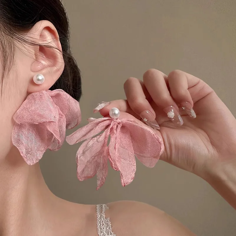 Böhmische Elegante Rosa Chiffon-Blumen-Ohrringe für Frauen Leichte Perlen-Blütenblatt-Hängeohrringe Romantischer Hochzeits- und Partyschmuck