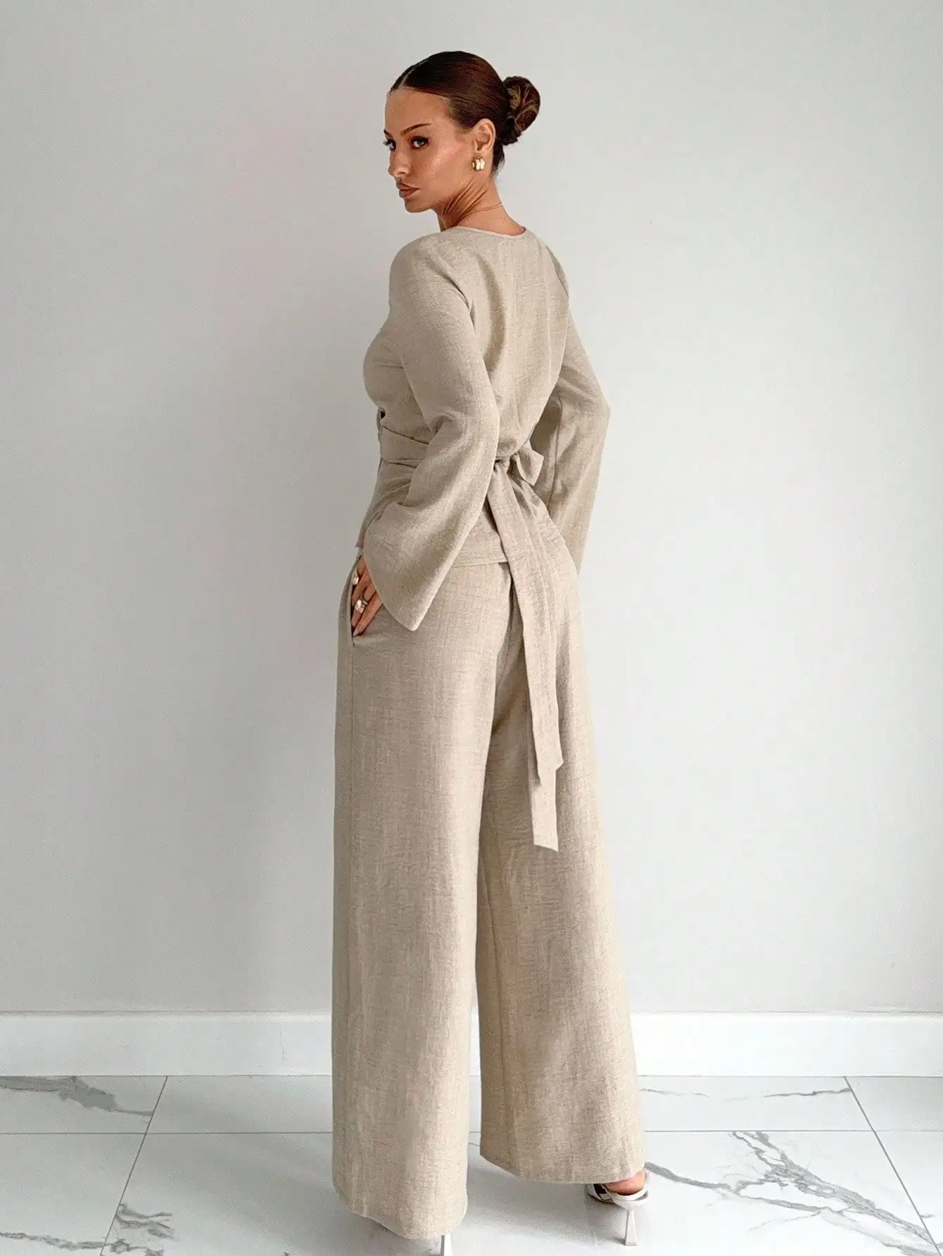 

Элегантный льняной костюм-двойка: топ с V-образным вырезом и широкие брюки для офиса и повседневной носки