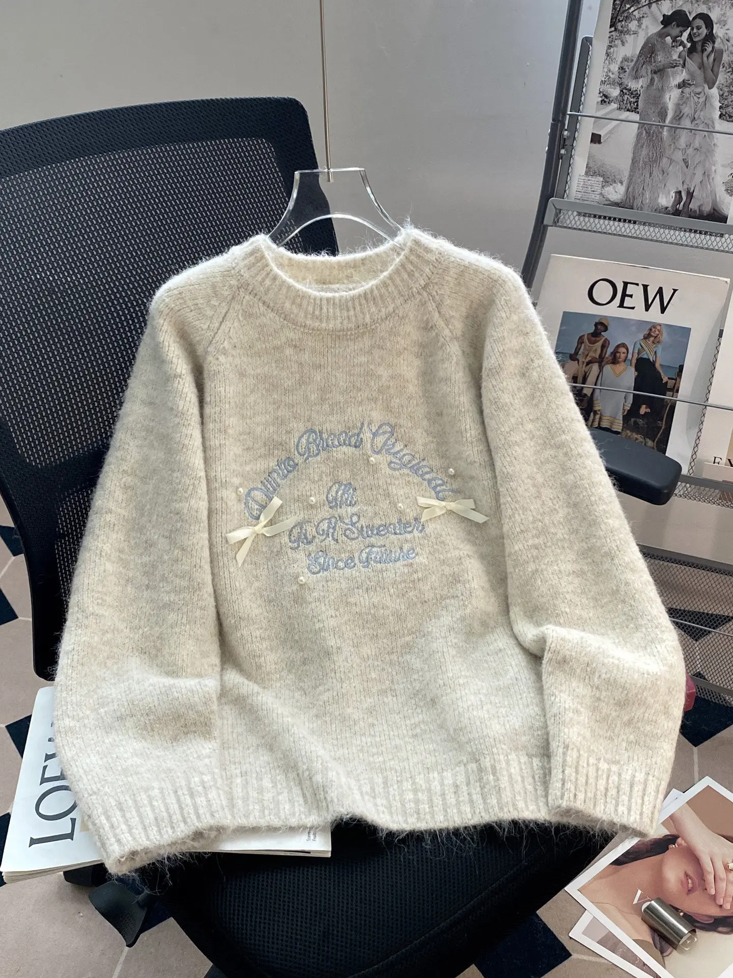 

2026 вязаный свитер с вышитым бантом, женский новый осенне-зимний свободный ленивый мягкий липкий теплый вязаный пуловер, топ