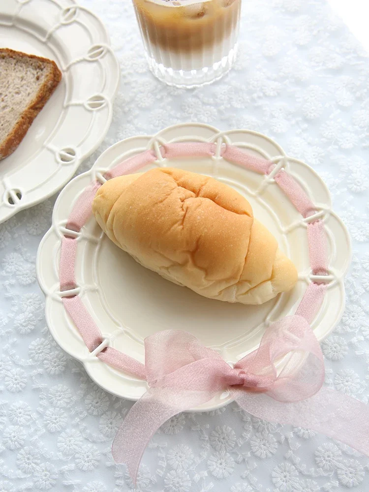 Retro Cream Colored Relief Lace Ceramic Plate Wedding Cake Tea Time Fruit Steak Plate European Style round Dish Adult Use