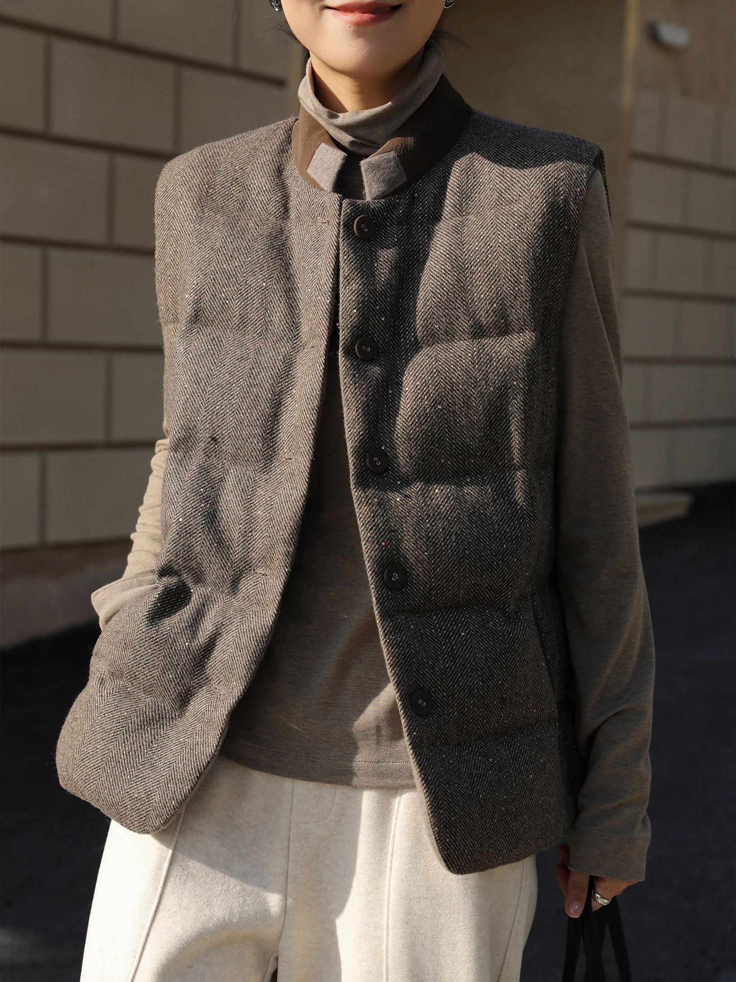 

Модный классический пуховый жилет с бисером для женщин, новая зимняя теплая шерстяная куртка с воротником-стойкой, универсальная, для повседневной носки, простой дизайн.