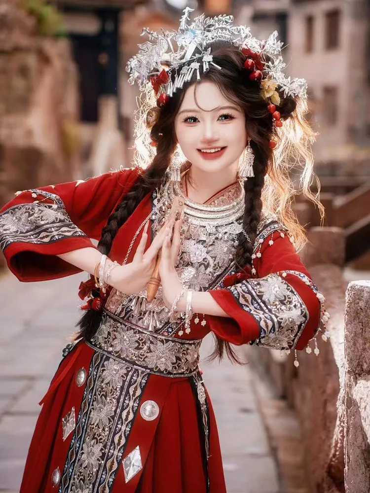 Fotografia di viaggio in un set di costumi da spettacolo esotici rossi