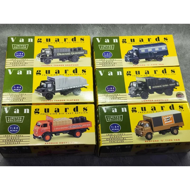 

Diecast Paparazzi 1/64 Scale British Classic Truck Transporter Flatbed Police Car Alloy Car Model Collectible Toy Gift Souvenir