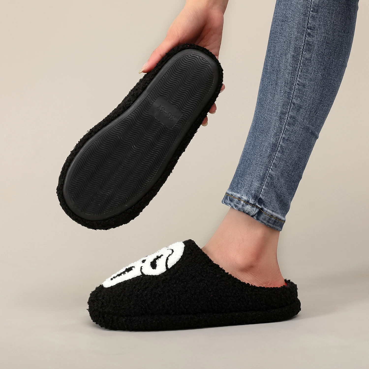 A Pair of Black Skull Horror Embroider Pattern Plush Home Soft-Soled Comfortable Furry Slippers Cute Warm Non-Slip Indoor Slippers for Men and Women Can Wear Lightweight Silent Comfortable Shoes, the First Choice for Halloween and Christmas Gifts