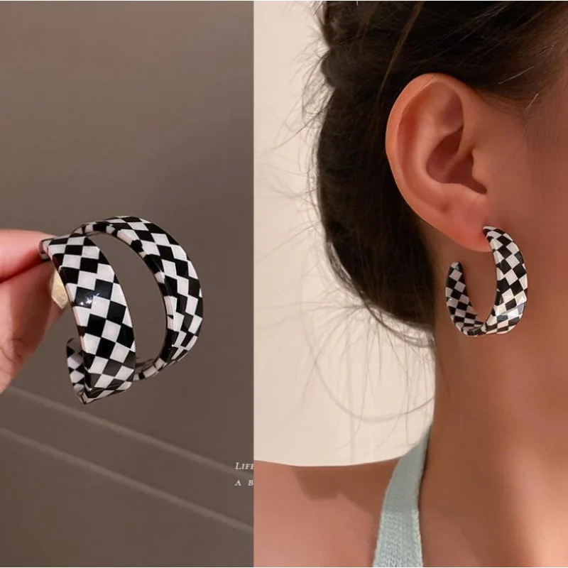 Black White Checkered C‑Shaped Hoop Earrings for Women Trendy Chessboard Pattern Open Hoop Earring Fashion Party Daily Jewelry