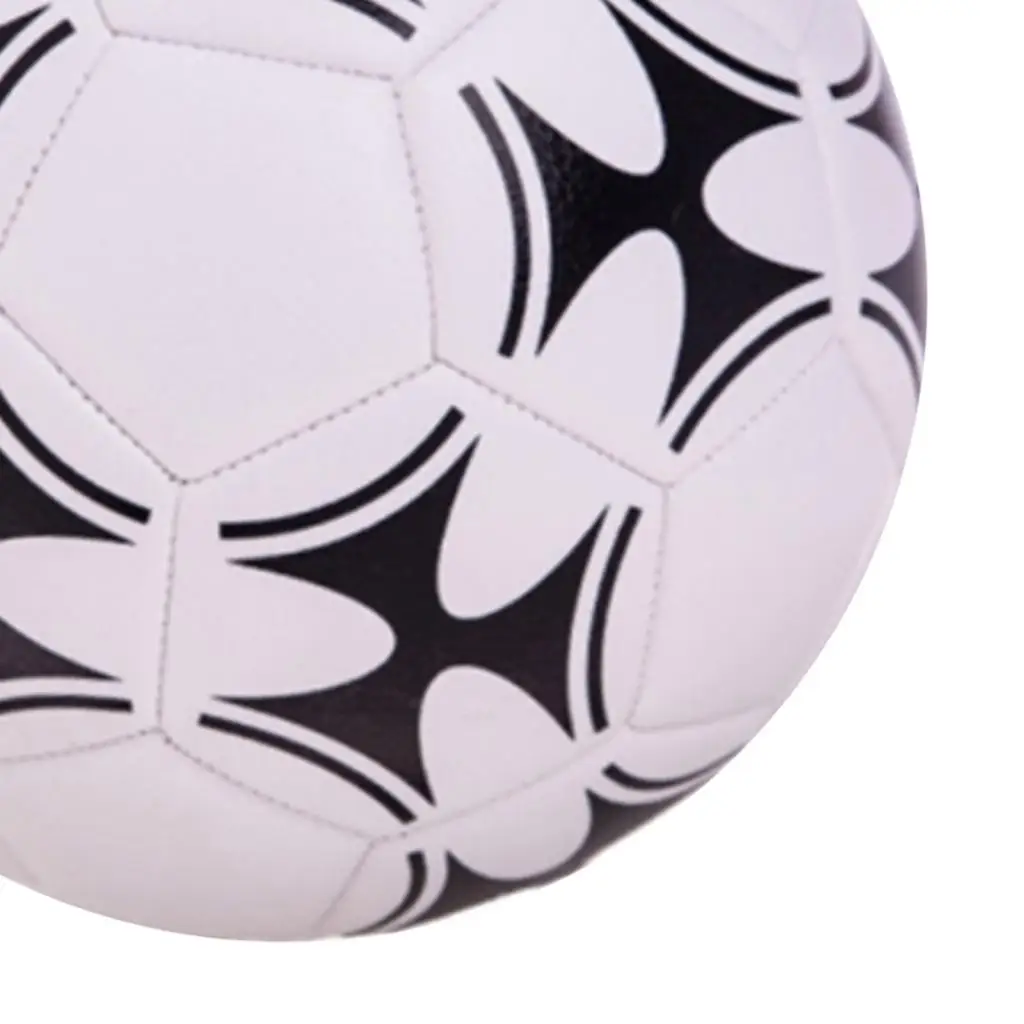 Bola de futebol branca preta tamanho 4 padrão jogando futebol de treinamento