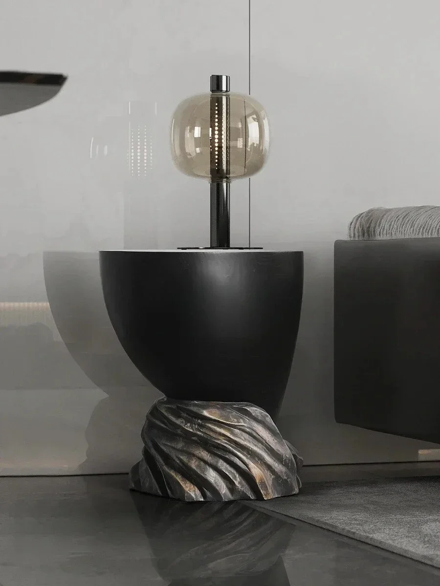 أريكة مصممة بحافة من الخشب الصلب من wabi-sabi بجوار زاوية بجانب السرير لغرفة النوم الراقية #2