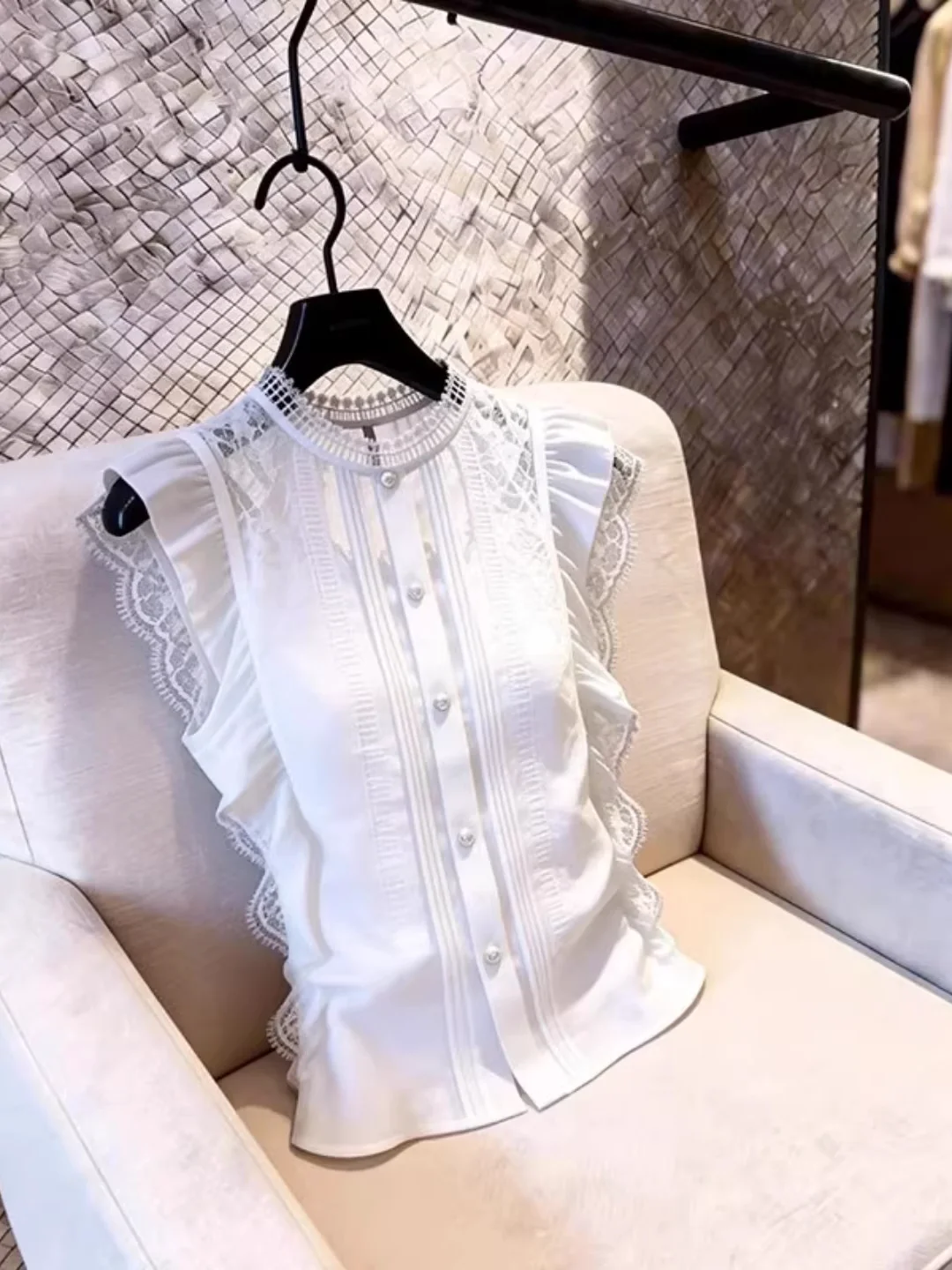 White Lace Trim round Neck Short Vest Women's Slim Fit Summer New Style Charming Small Shirt Fashionable Casual Wear