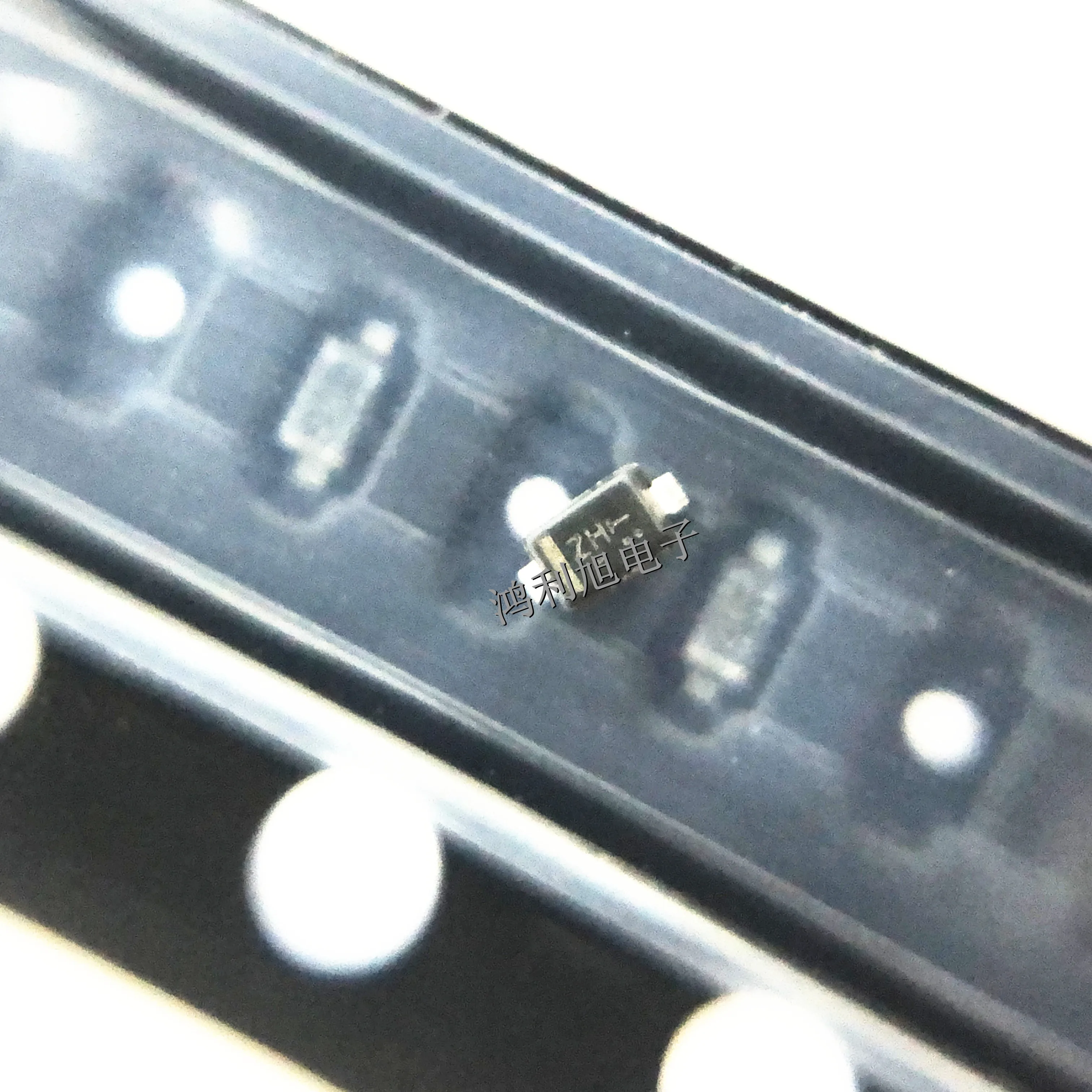 

100 шт./лот ESD5Z7.0T1G МАРКИРОВКА:ZH Диод подавления электростатического разряда TVS Uni-Dir 7 В 22,7 В постоянного тока 2-контактный SOD-523 T/R