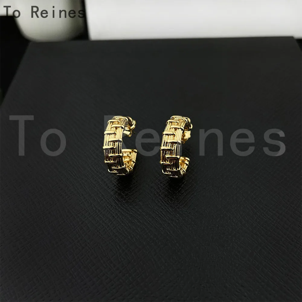 To Reines Vintage Striped C Shaped Hoops Open Earrings Personality Simplicity Eardrop Woman Charms Jewelry Joyas para mujeres