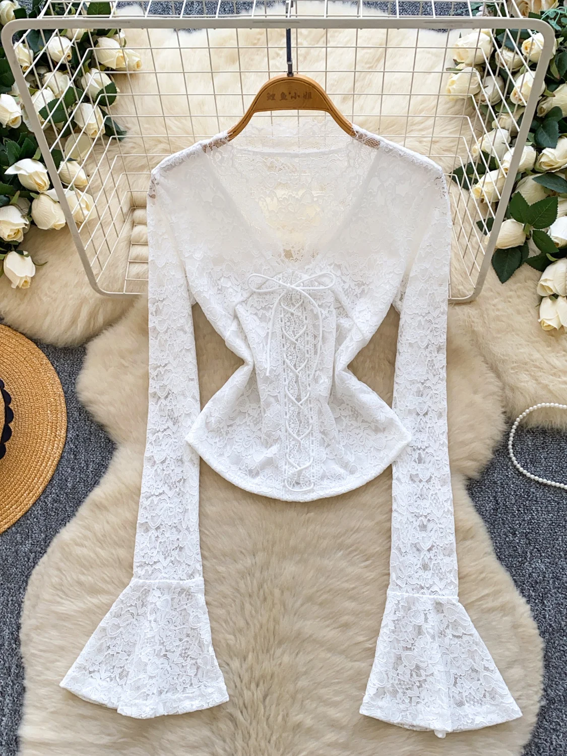 

Foamlina Женская белая кружевная футболка Сексуальная открытая расклешенная рубашка с v-образным вырезом на шнуровке Бандажный тонкий пуловер Укороченный топ Черные футболки