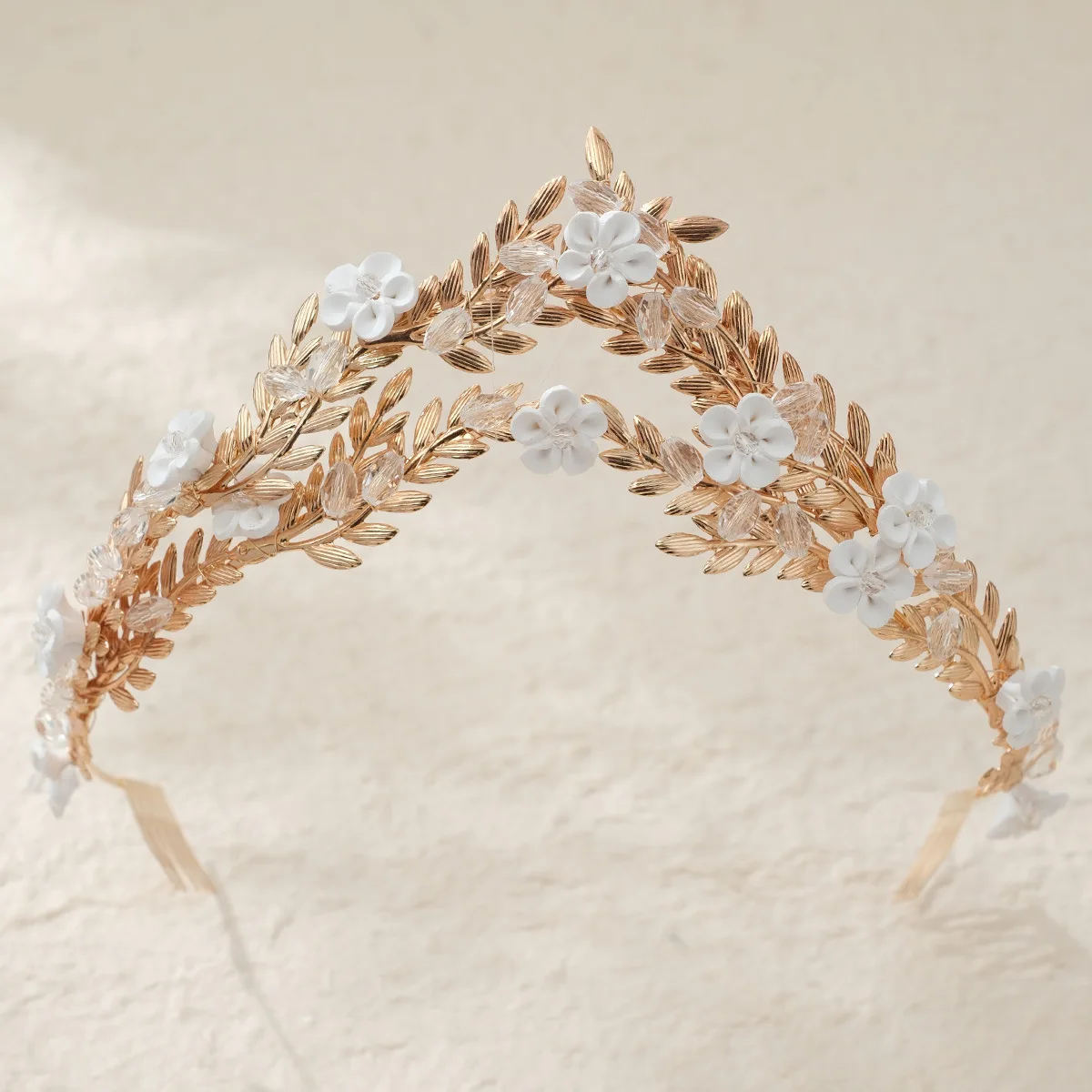 

Gold Color Alloy Leaf Crown White Flower Headband Light Luxury Hairbands for Wedding Banquet Stage Performance and Photoshoot