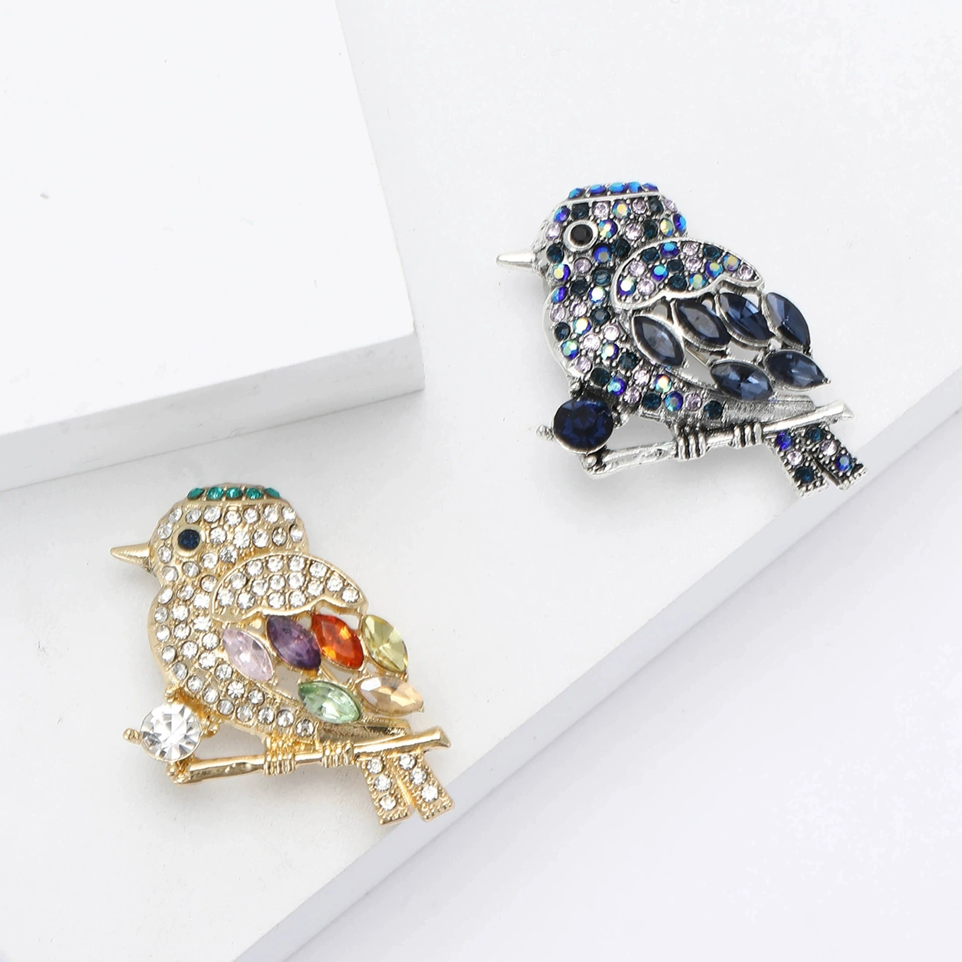 Sparkling Rhinestone Small Bird Brooches for Women Unisex Animal Pins 2-color Available Banquet Party Accessories Gifts