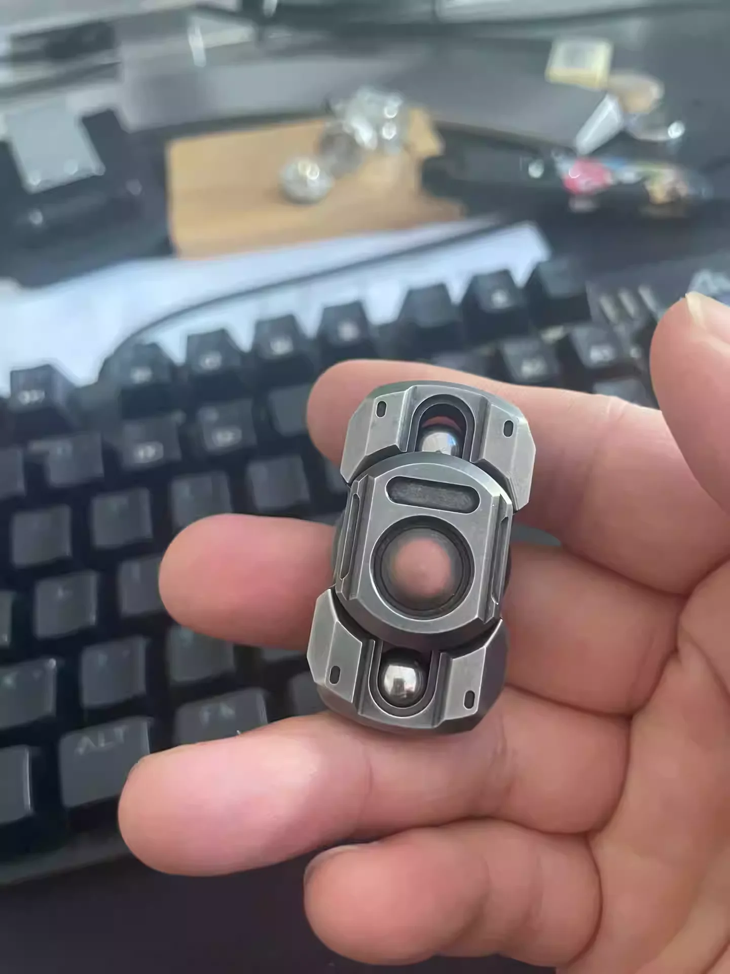 Playing with Wule Zhi Marching EDC Fingertip Gyroscope