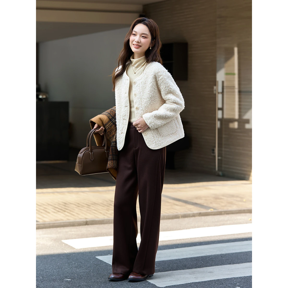 معطف VIMLY أنيق من الفرو الصناعي للنساء 2025 بياقة دائرية متينة ملابس خارجية قصيرة متعددة الاستخدامات وسميكة ودافئة سترة شتوية نسائية A3213