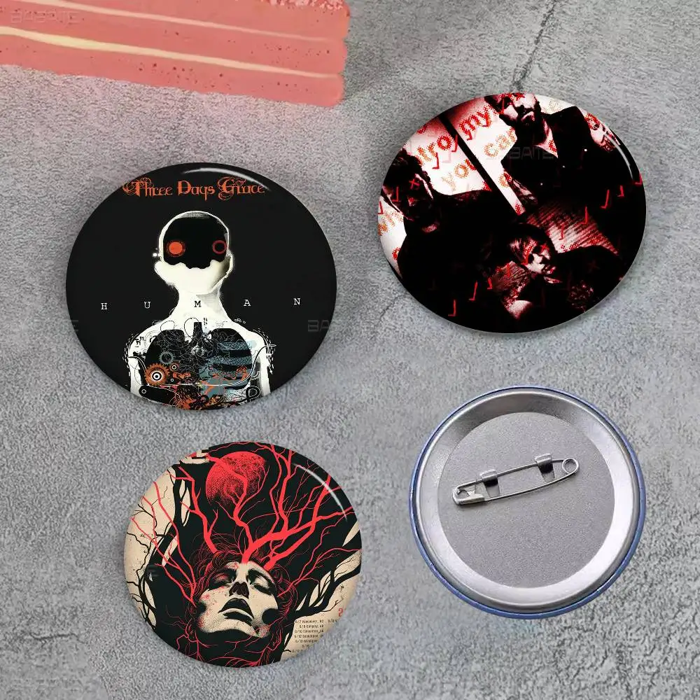 T-Three Days Grace Band صفيح دبوس زر مخصص أنيمي دور المدرسة القديمة بروش الكرتون طوق شارة مجوهرات هدية المشجعين