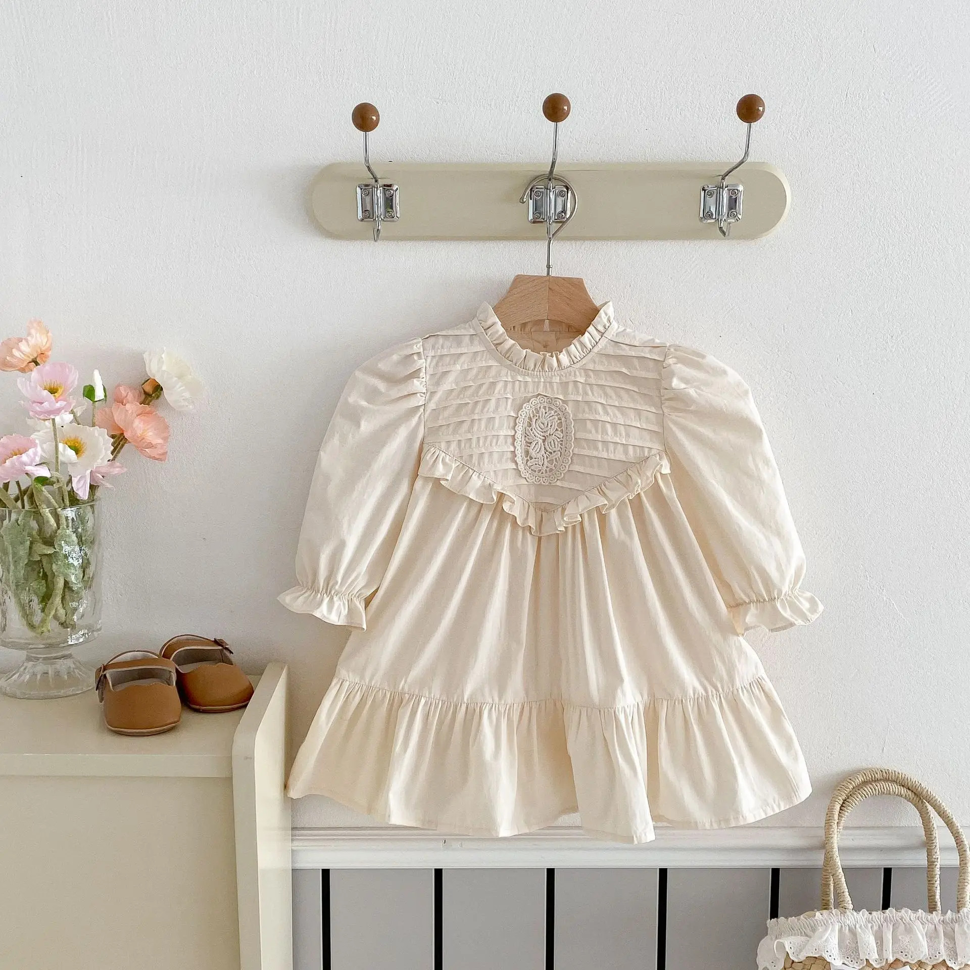 

2025 Spring New Girls' Dress Stand-up Collar Pleated Long-sleeved Ruffle Edge Medium-sized Children's Sweet Princess Dress