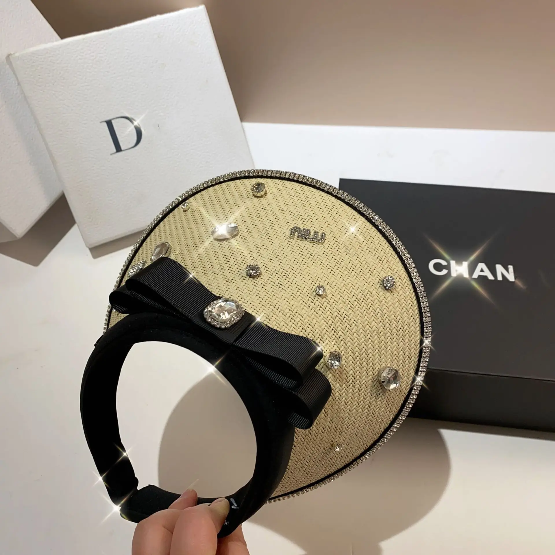 قبعة صيفية فاخرة مفتوحة من حجر الراين للنساء، قوس على الطراز الفرنسي عالي المجتمع، حماية من الشمس من المطاط الأسود واسعة الحواف للشباب