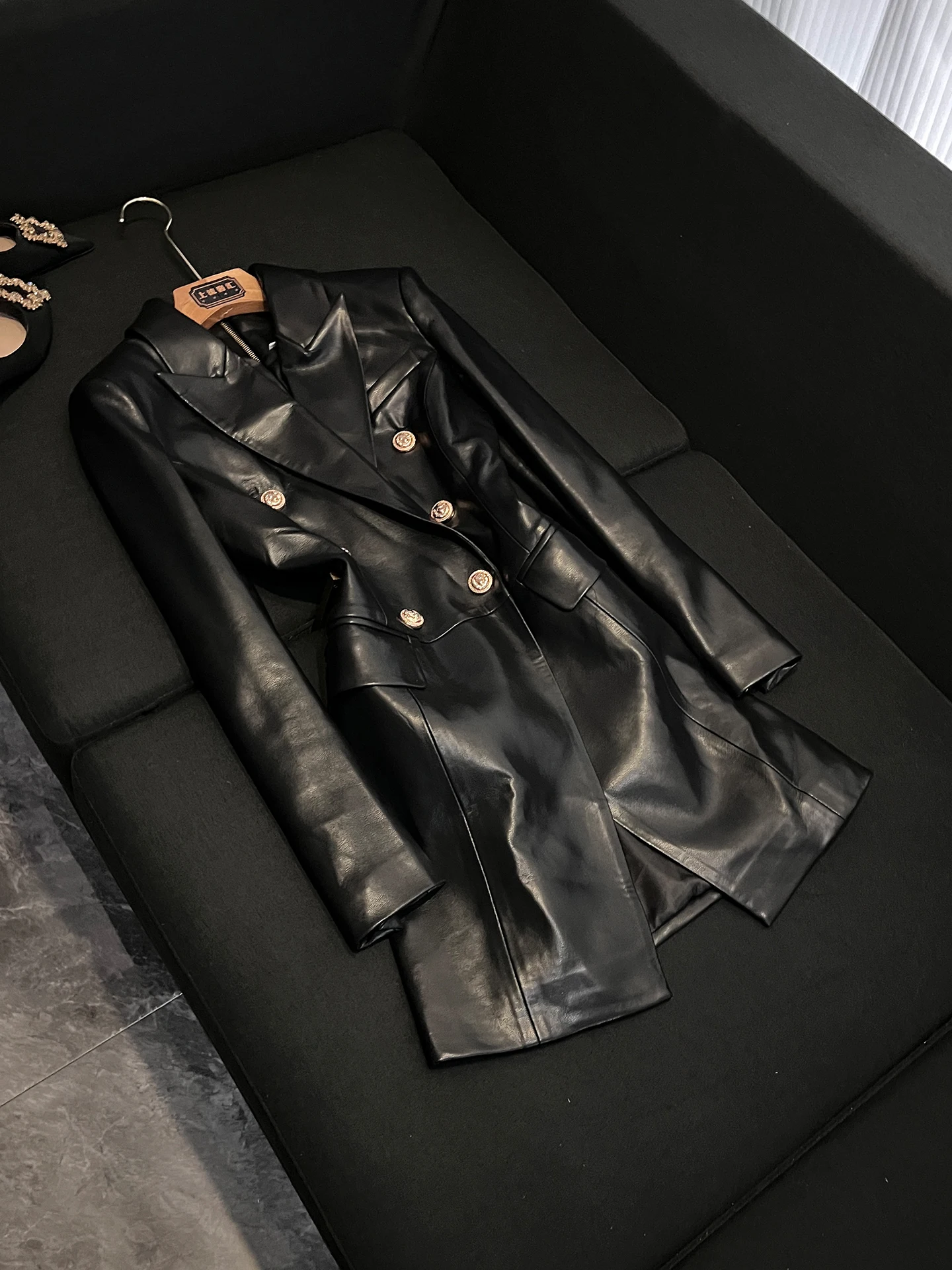 

Весна 2026: Женский кожаный костюм с двойным рядом пуговиц, приталенный, с отложным воротником, простой, элегантный, для офиса, черный, с юбкой