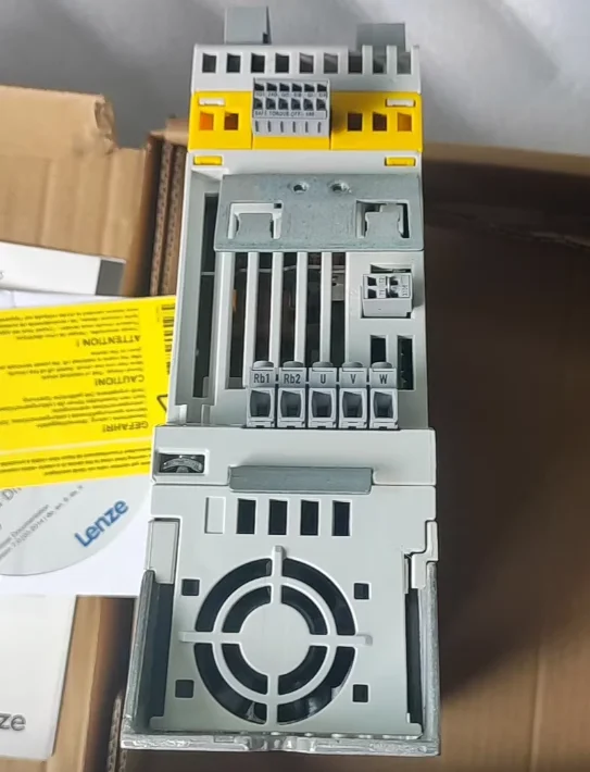 E84AVSCE1124VB0 محول تردد Lenze 8400 جديد تمامًا