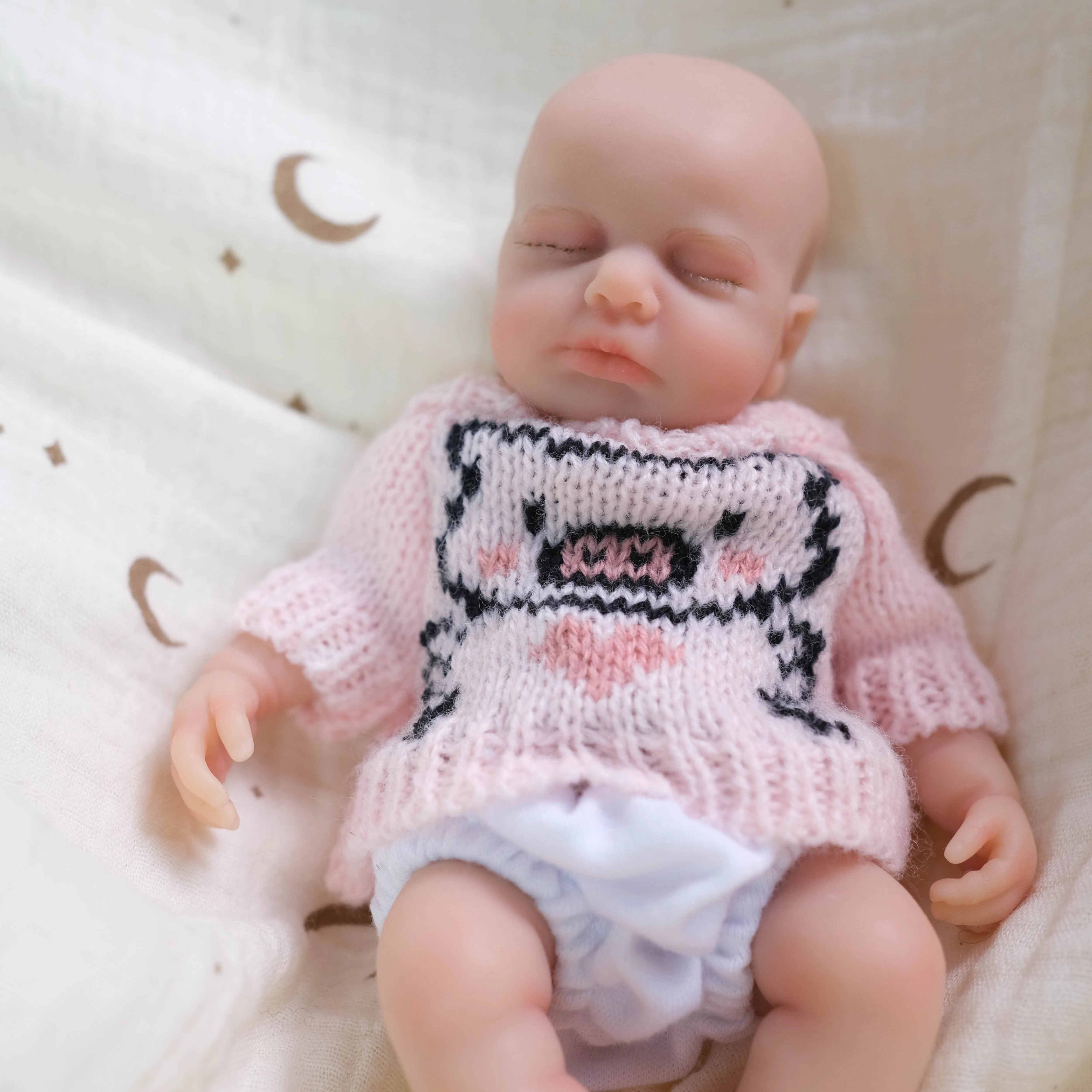 NPK 8-inch superzachte elastische siliconen mini-slaappop Loulou Girl wordt geleverd met stoffen miniatuur verzamelfiguur