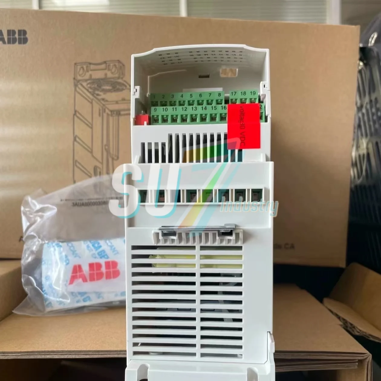 周波数コンバータ ACS355-01E-04A7-2 ACS355-01E-06A7-2 倉庫に新入荷