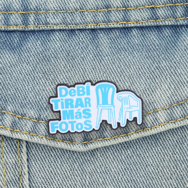 DeBí Tirar Más Fotos Emaille-Pins Lateinamerikanischer Humor Brosche Blauer Stuhl Meme Anstecknadel Sänger Album Schmuck Accessoire Geschenke für Fans