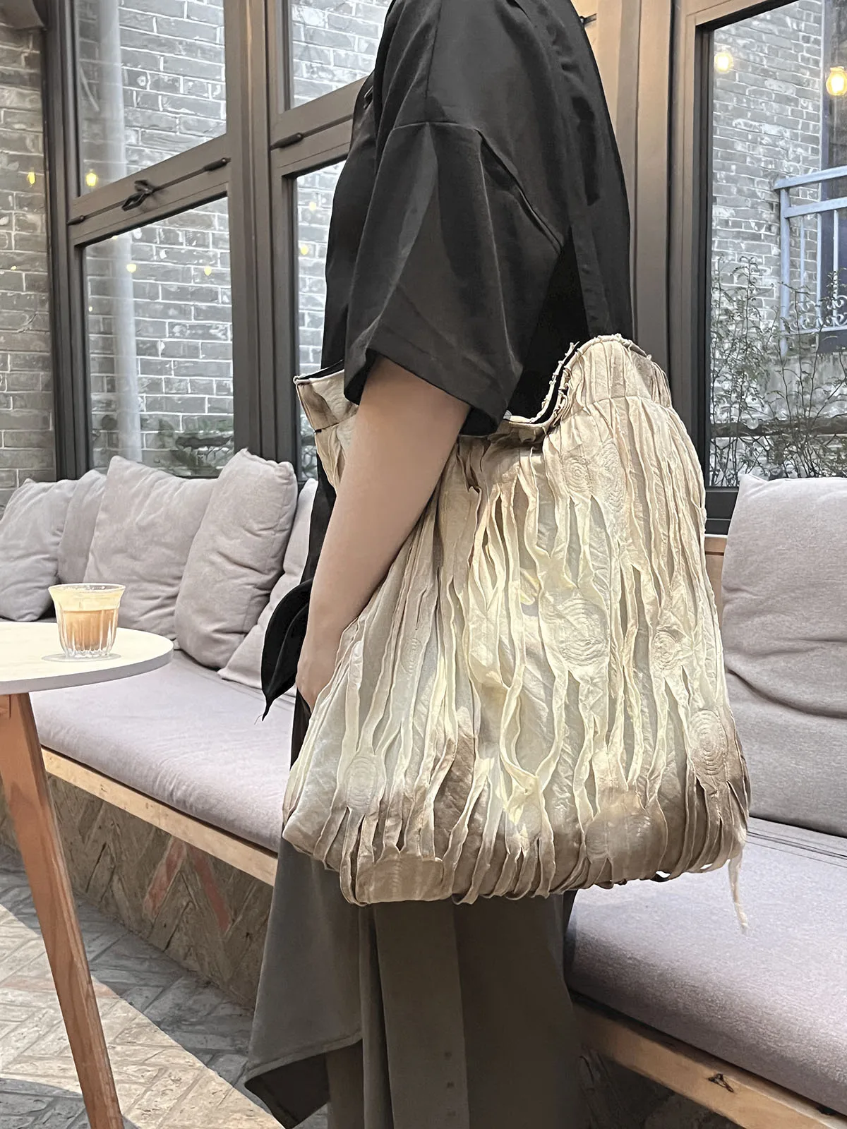 

Легкая роскошная модная оригинальная полая квадратная женская сумка с принтом тай-дай, большая вместительная повседневная универсальная сумка через плечо на одно плечо Tide