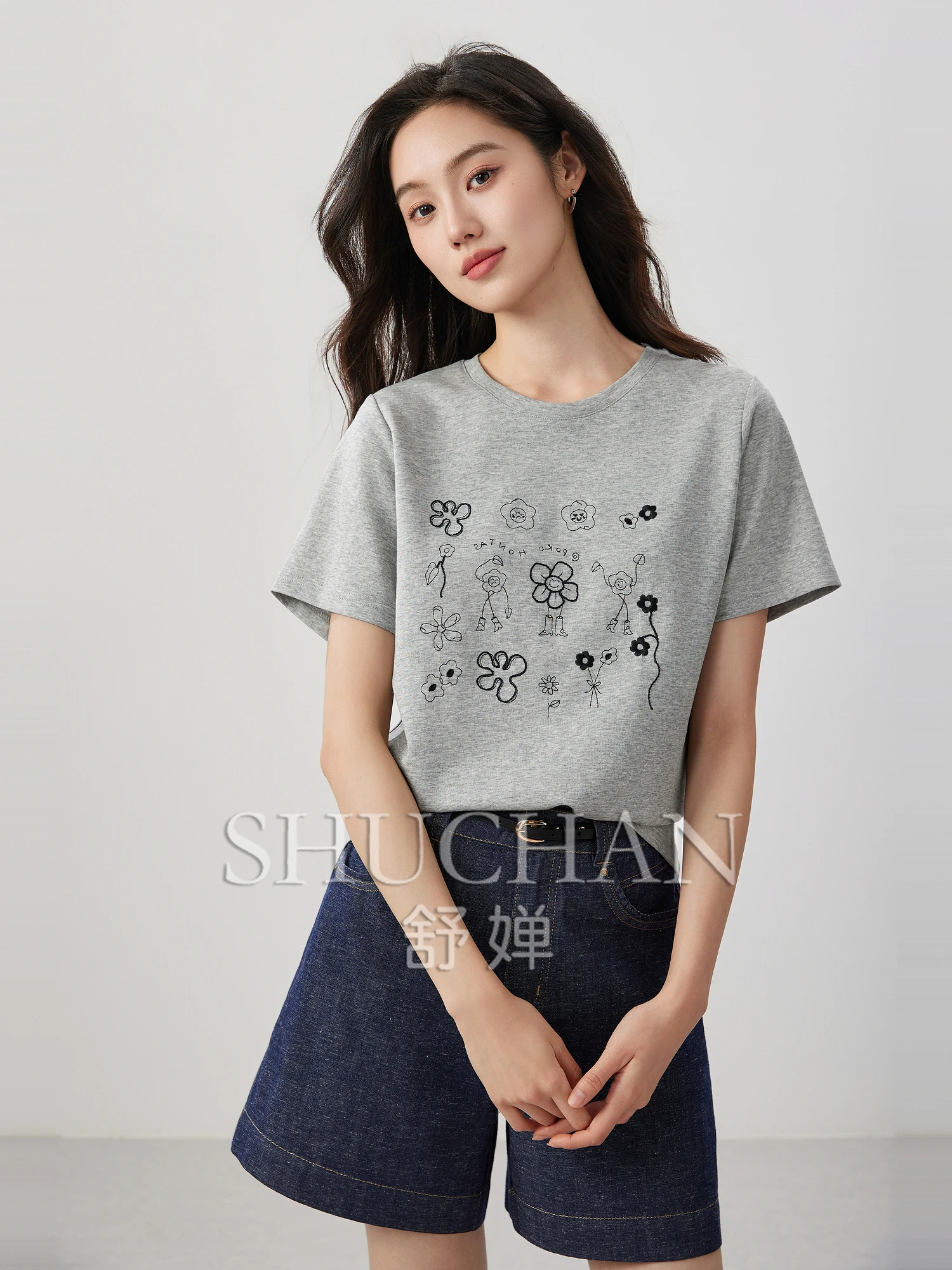 

good quality, soft waxy healing feeling, embroidered childlike flowers back collar welt round neck short-sleeved T-shirt