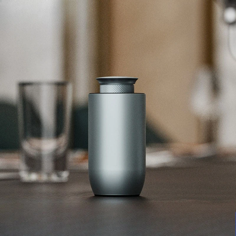 Two-fluid atomizing aromatherapy machine starts and stops on the car. Anhydrous essential oil diffuses fragrance & anti-leakage