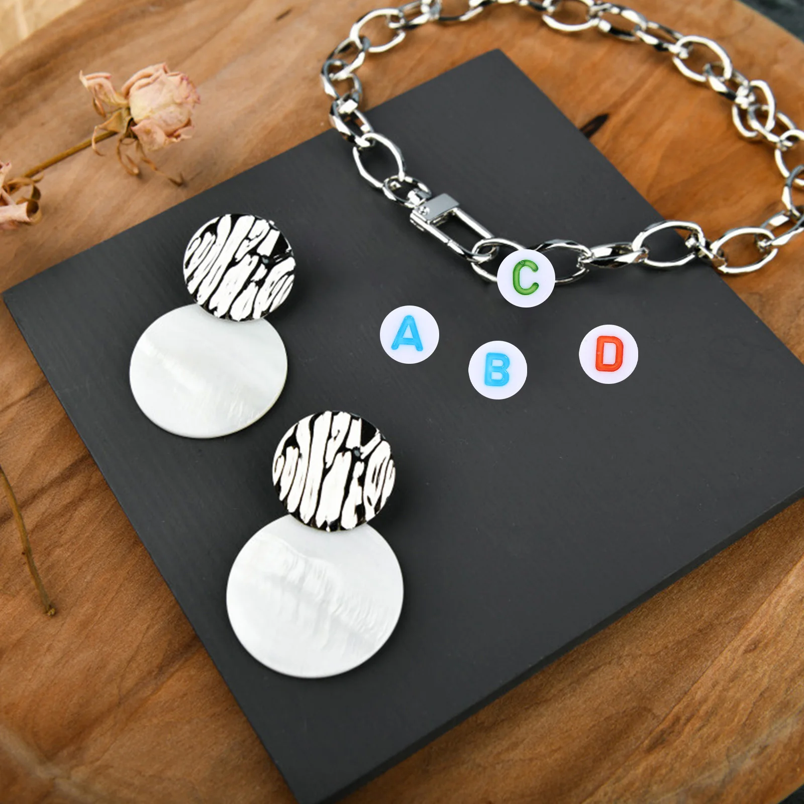 100 Stück Alphabet-Perlen, Acryl, bunter Buchstabe, 7 x 4 mm, runde Charms für DIY-Schmuckherstellung, Armbänder, Kinderhandwerk, pädagogische Perlen