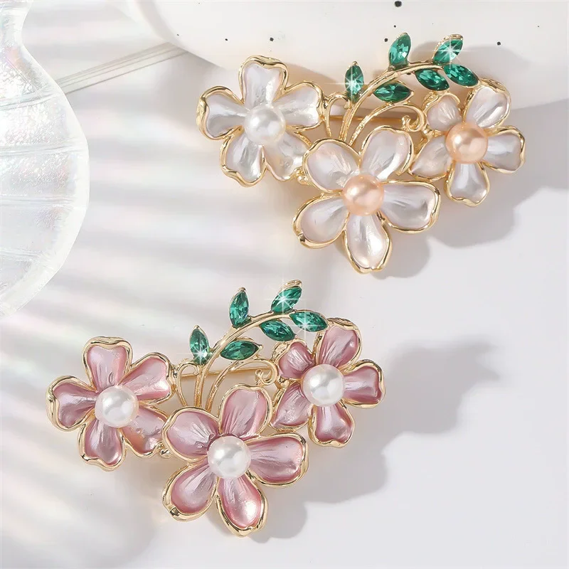 Retro Flowers Brooch for Women Men Eye-Catching Flower Charm Pin Accessory for Stage&Special Occasions Memorable Gift Item