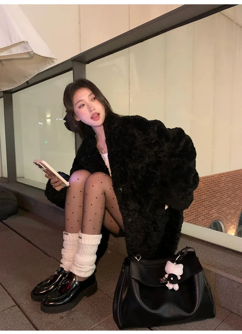 

Женская куртка из овечьей шерсти оверсайз с круглым вырезом и облегающим краем